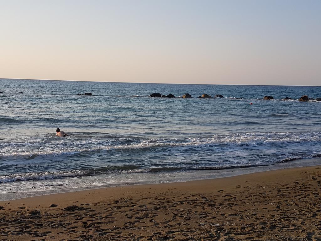 Aphrodite Beachfront Penthouse Apartment Kaziverá Kültér fotó